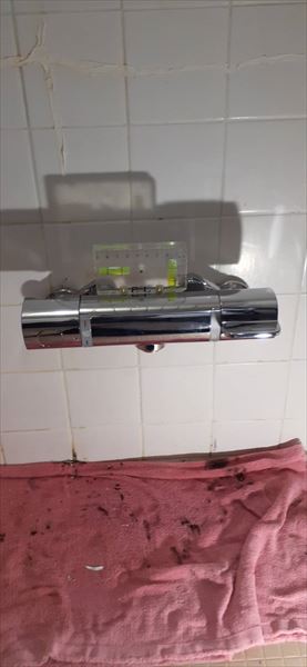 浴室水栓交換　水栓本体　水平計測