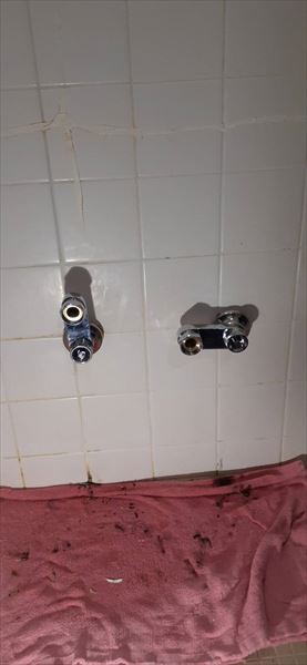 浴室水栓交換　交換中