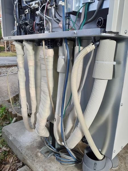 エコキュート　施工中　防寒材