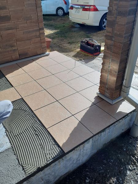 玄関ドア＋タイル　施工中
