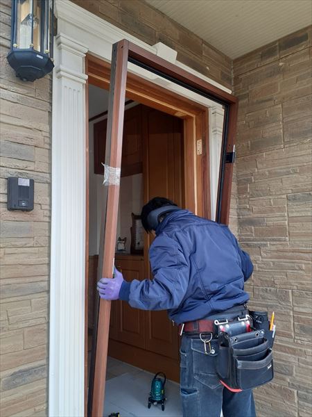 玄関ドア＋タイル　施工中