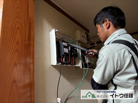 塩尻市　蓄電池設置工事　全負荷分電盤取付中
